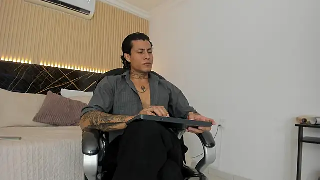 Damian_romanoff_ live cam on StripChat