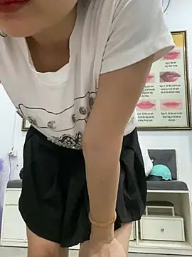 Louise-2k live cam on StripChat
