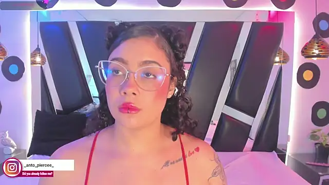 antonelllepiercee live cam on StripChat