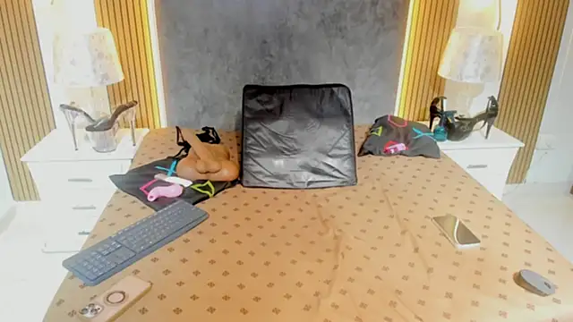 NahomyOwen webcam