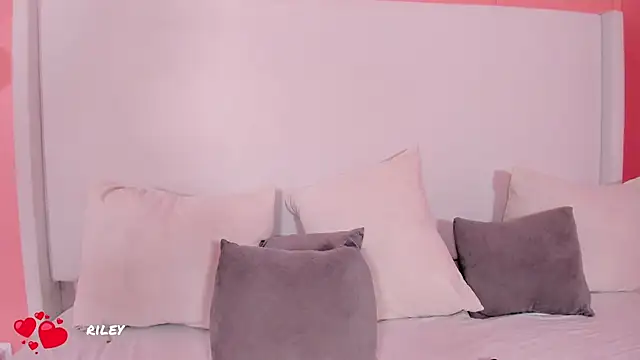 riley_dolly live cam on StripChat