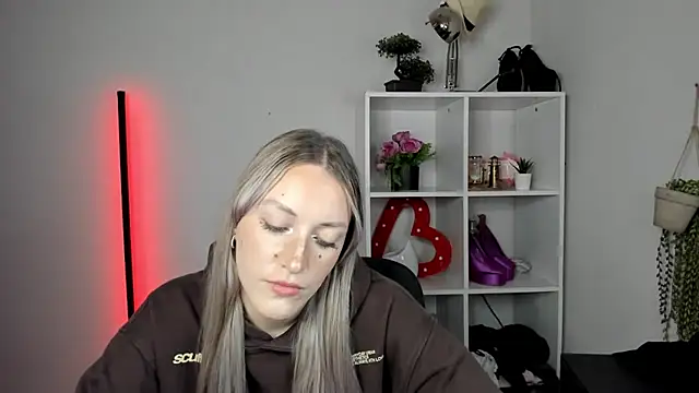 EvelynBlond webcam