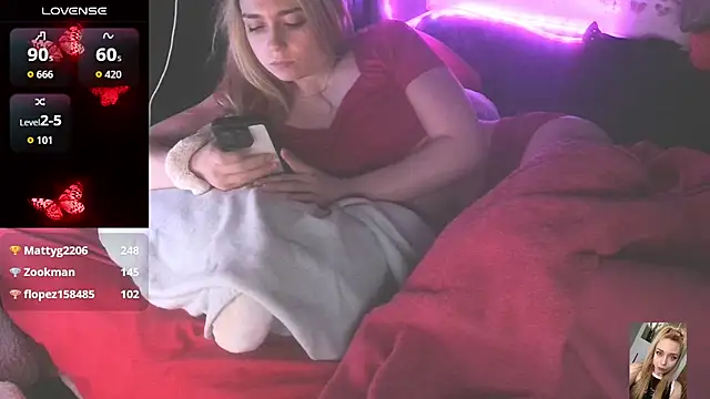 Blondiewithanass webcam