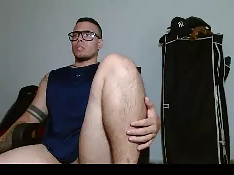 Danielsbigcum live cam on StripChat