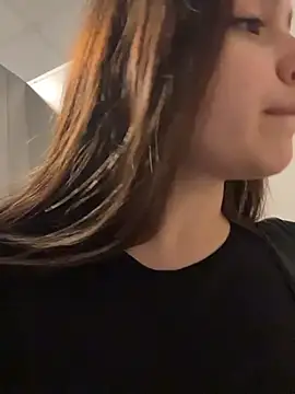 evelynfly (F teen) - Show tits and shake