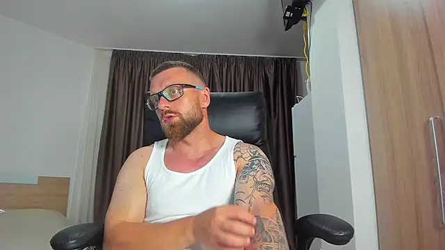 Findom_guy live cam on StripChat
