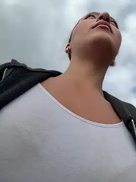 Lux_Scarlett webcam