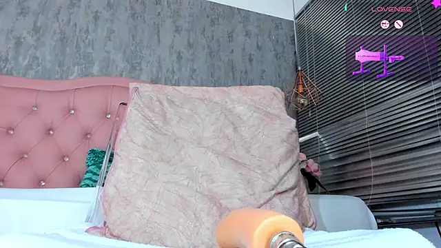 naomidibello webcam