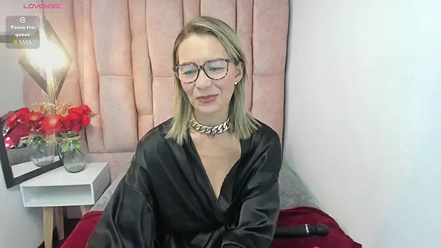 Issa_Milf__ live sex cam