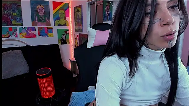 ura_laurapanda live cam on StripChat