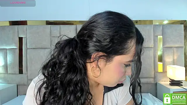 valtira_nova live cam on StripChat