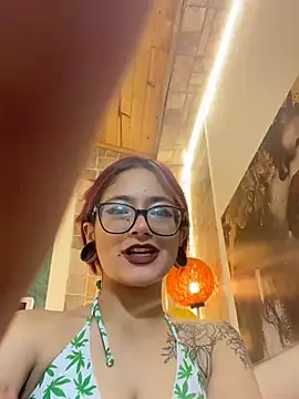 Sara_red_x2 webcam