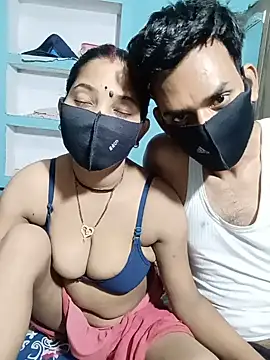 RoyalDesiCouple webcam