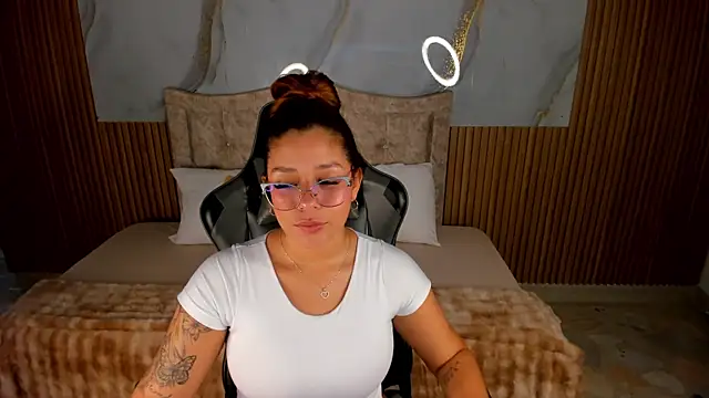 mia_18v webcam