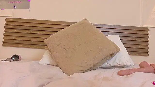 mia_gold_ webcam