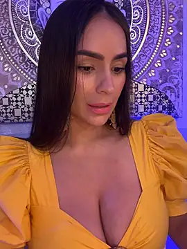 mau_white (F milf) - show tit in public flash
