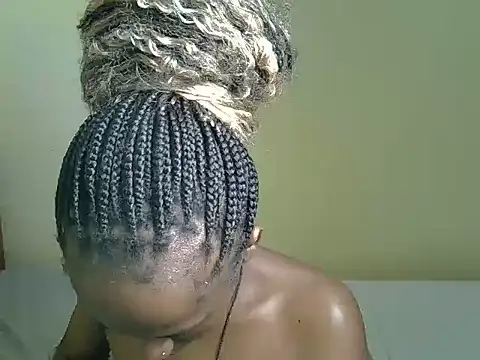 Pearl_petite live cam on StripChat