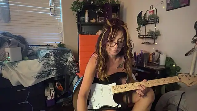 Raventhemilf live cam on StripChat
