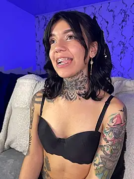 Lunai_gh live cam on StripChat