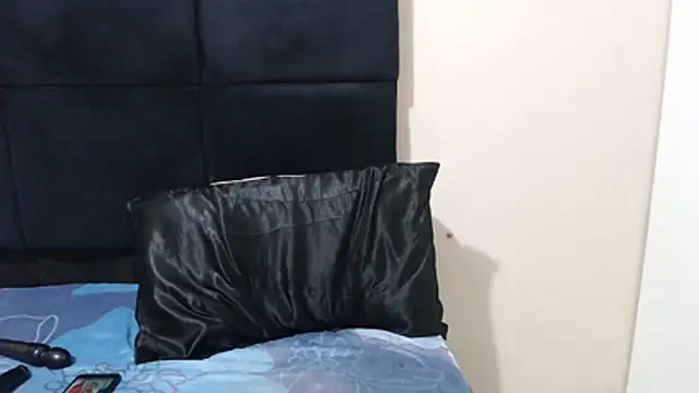 SweetHotBabby18 live cam on StripChat