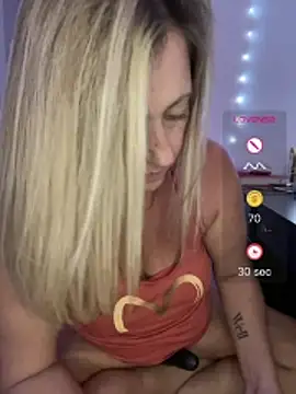 MissFeralFox webcam