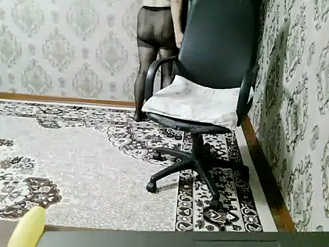 CurvyLunaBabe live cam on StripChat