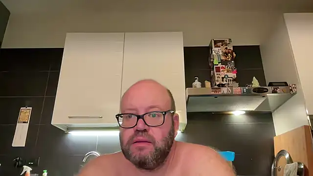 theitalianbear live cam on StripChat