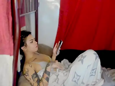 ArianaLore webcam