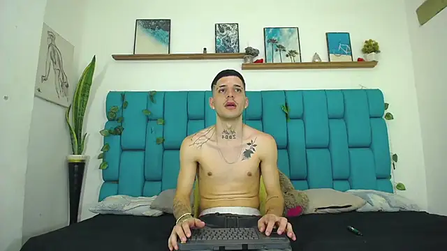 MaxHornyLatin webcam