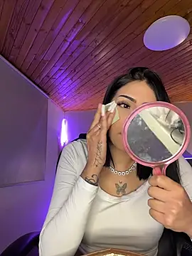 Hilary_pinkk webcam