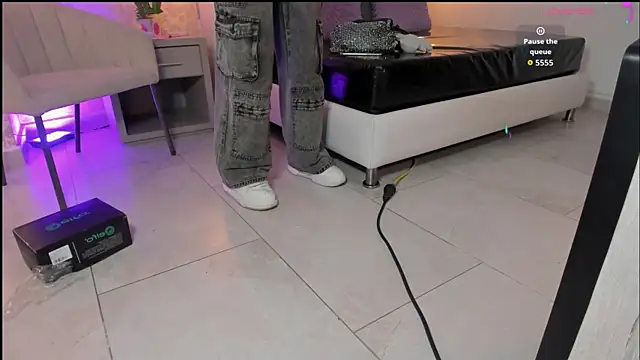 nicki-west webcam