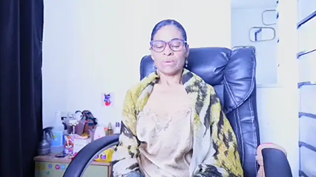 Aries_Mature webcam