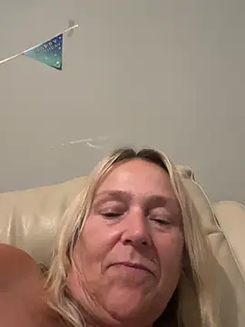 Blondnboujee53 webcam