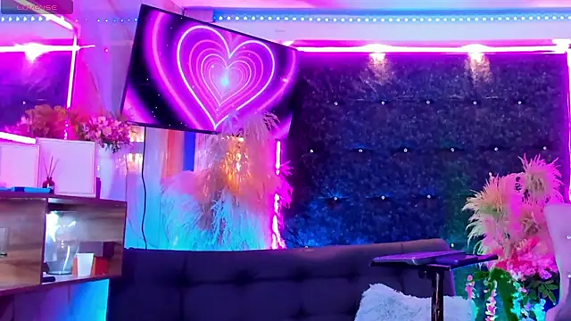 Queens_Wonders_Blonders webcam