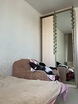 Ann_first_kiss webcam