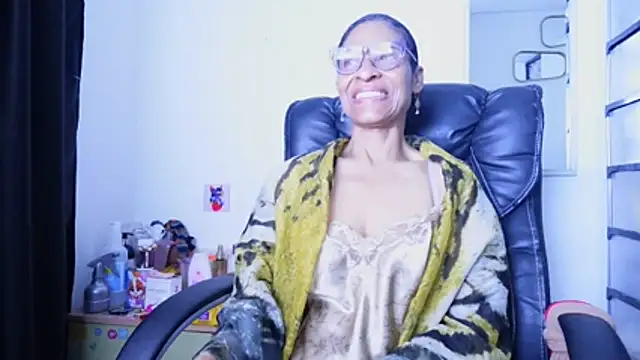 Aries_Mature webcam
