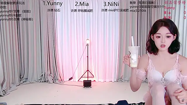 MiNi-U live cam on StripChat