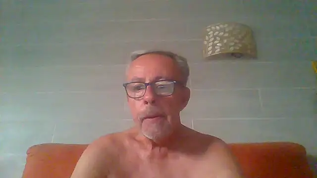 tuggy59 (M grandpa) - close up helmet