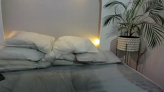 Suzy_and_Nacho1 live cam on StripChat