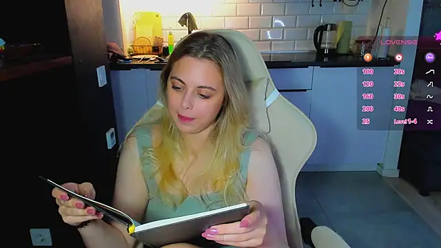 blonde_kellyy webcam