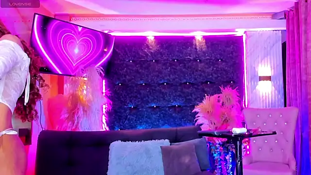 Queens_Wonders_Blonders webcam