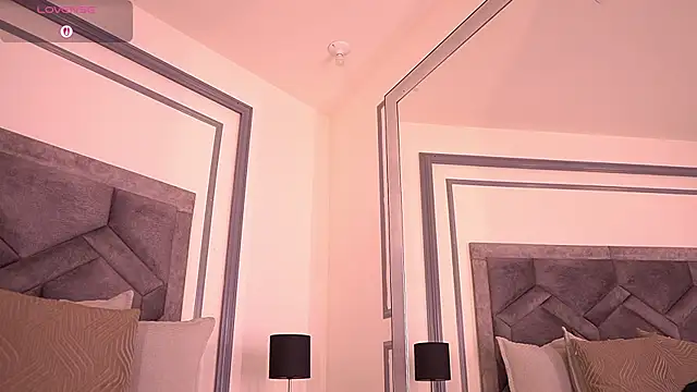 MiaKay1 webcam