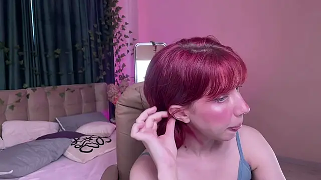 Love_is_Lola webcam