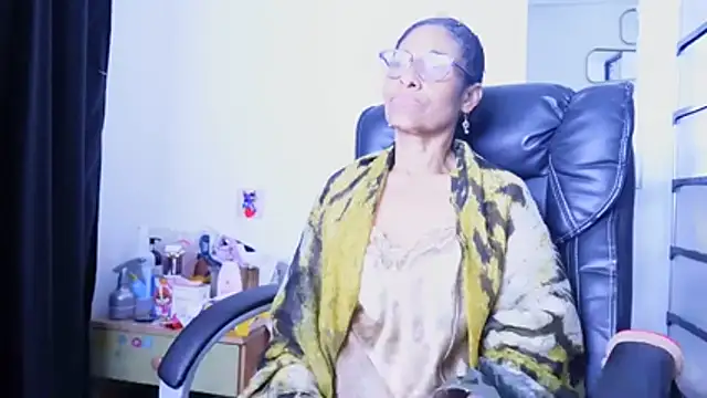 Aries_Mature webcam