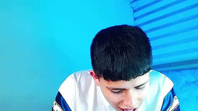 _justinmoon2 live cam on StripChat