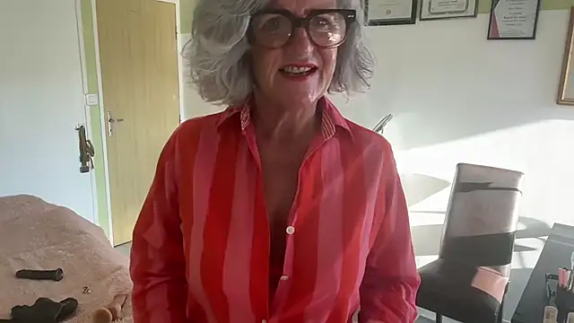 NaughtyMonicaUK webcam