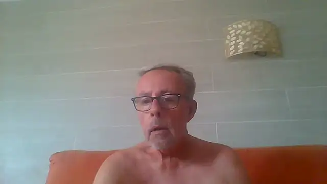 tuggy59 (M grandpa) - close up helmet