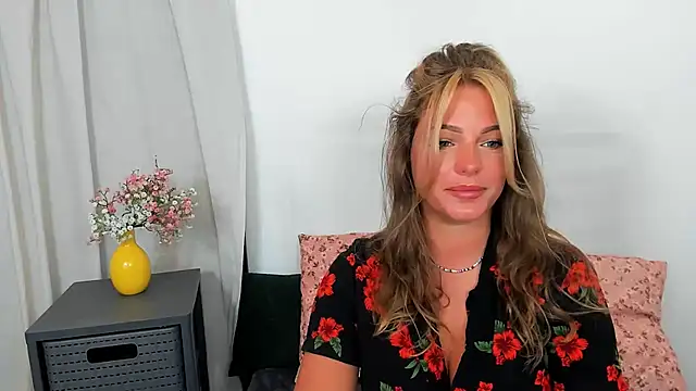 LilyBlondee webcam