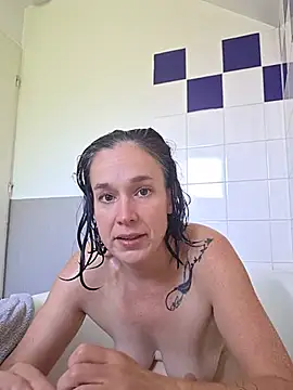 adelinegirly live cam on StripChat