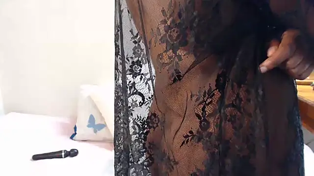 Tinnypussie live cam on StripChat